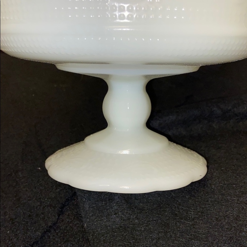 Vtg E.O BRODY M6000 PEDESTAL MILK GLASS COMPOTE - Picture 4 of 5